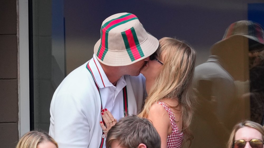 Taylor Swift, Travis Kelce Pack on PDA and Sing Together at US Open