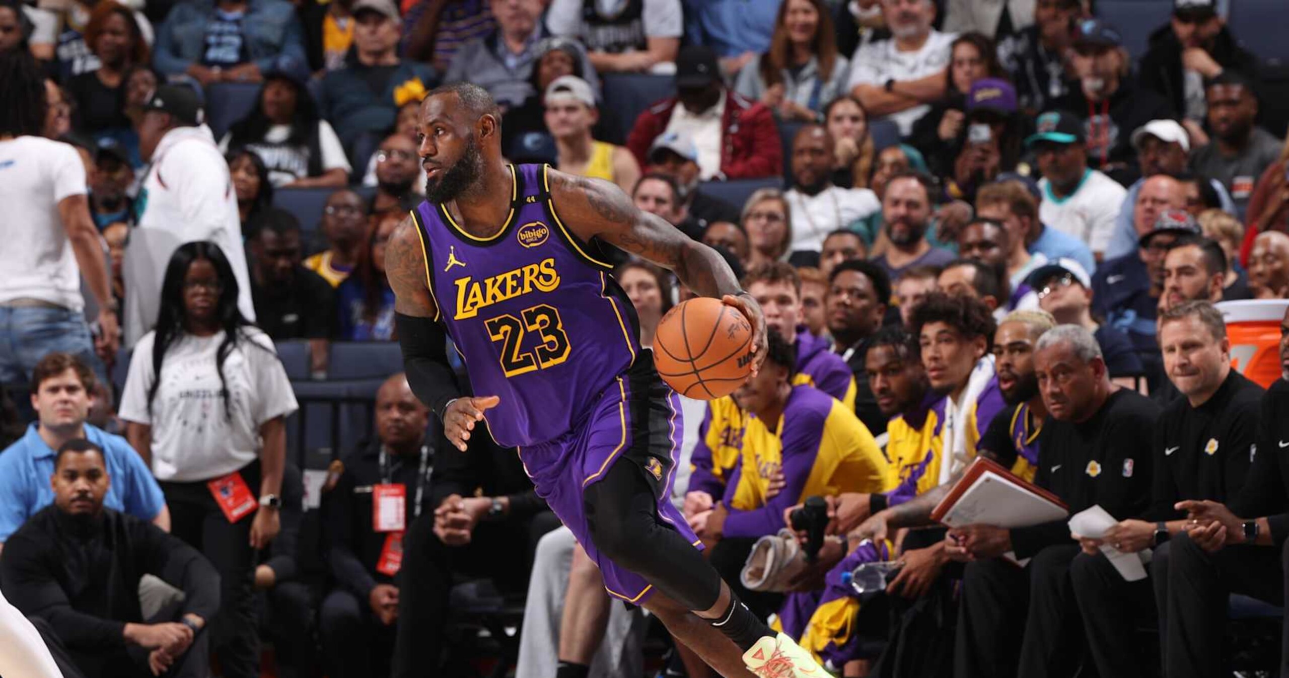 LeBron James Impresses Fans Despite Lakers’ Loss vs. Grizzlies with Anthony Davis Out